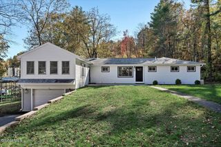 37 Greenwood Road, North Greenbush, NY 12198