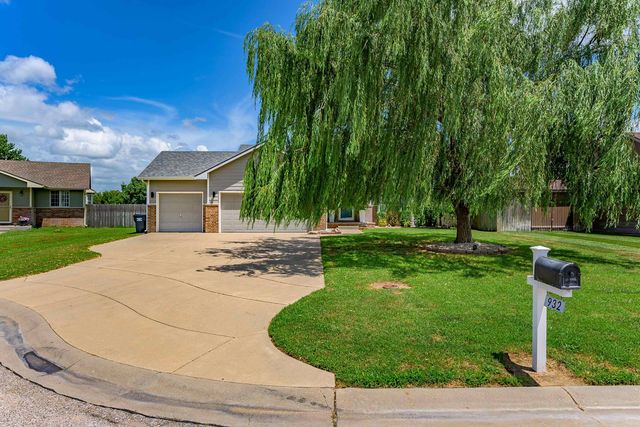 932 E Peach Ct, Haysville, KS 67060