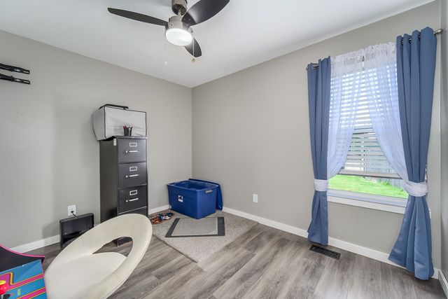 932 E Peach Ct, Haysville, KS 67060