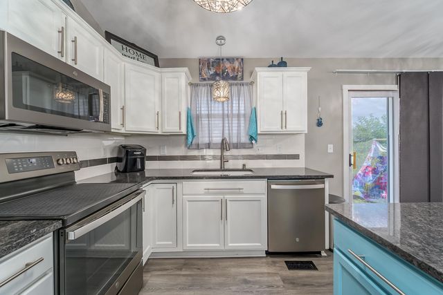 932 E Peach Ct, Haysville, KS 67060