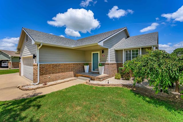 932 E Peach Ct, Haysville, KS 67060
