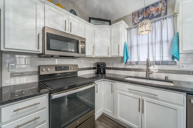 932 E Peach Ct, Haysville, KS 67060