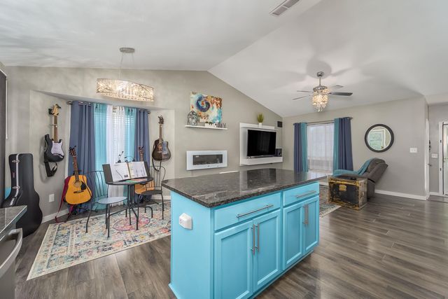 932 E Peach Ct, Haysville, KS 67060