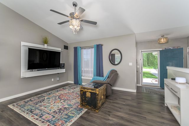 932 E Peach Ct, Haysville, KS 67060