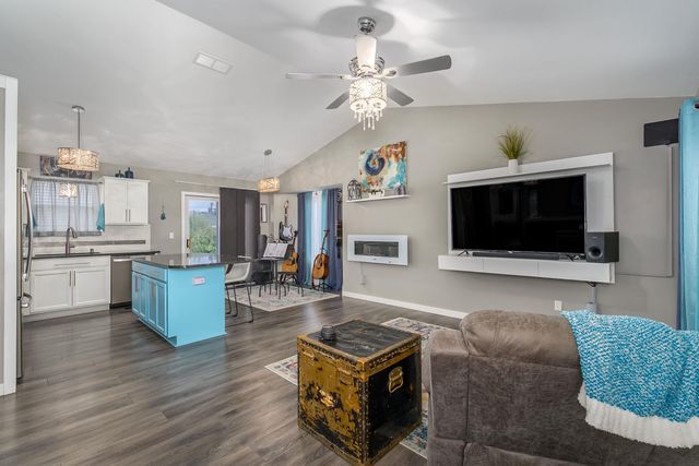 932 E Peach Ct, Haysville, KS 67060