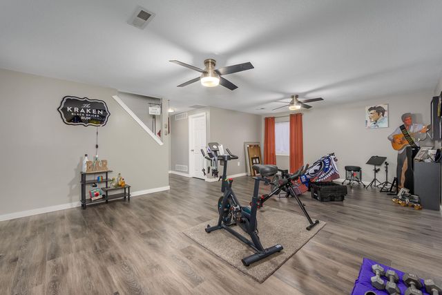 932 E Peach Ct, Haysville, KS 67060