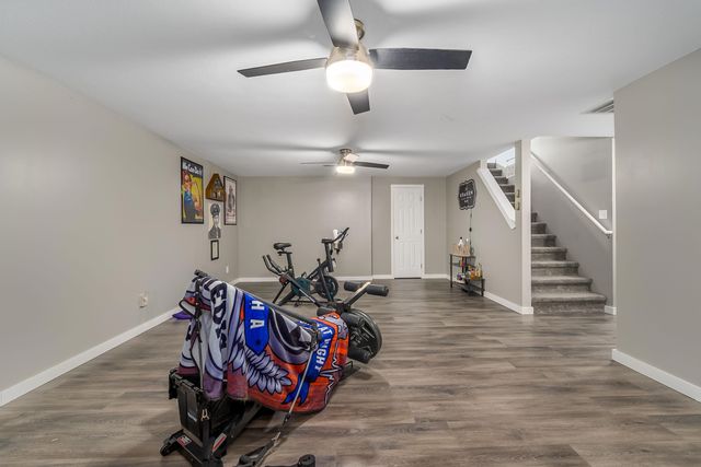 932 E Peach Ct, Haysville, KS 67060