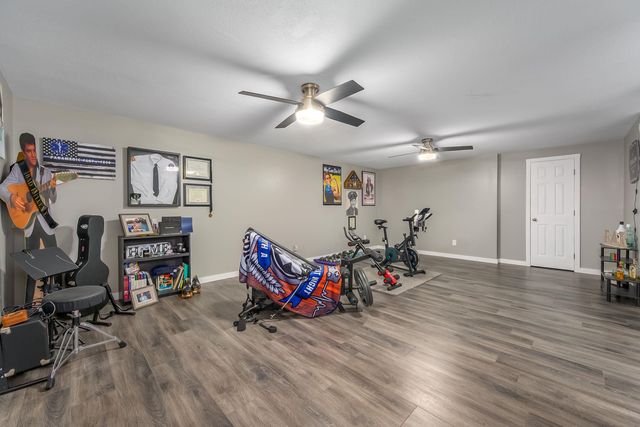 932 E Peach Ct, Haysville, KS 67060