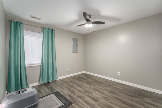 932 E Peach Ct, Haysville, KS 67060
