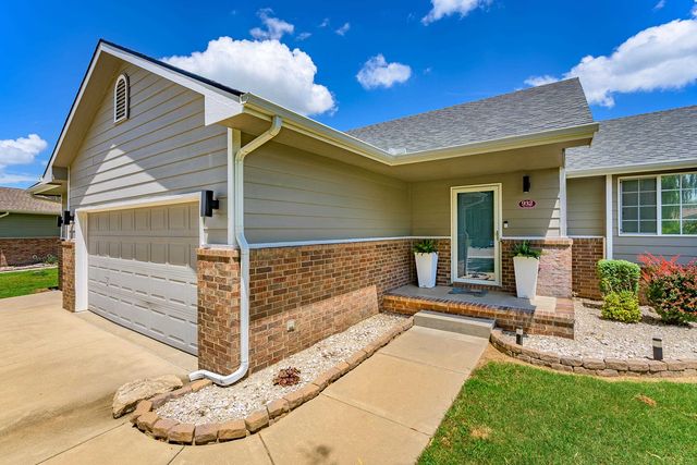 932 E Peach Ct, Haysville, KS 67060