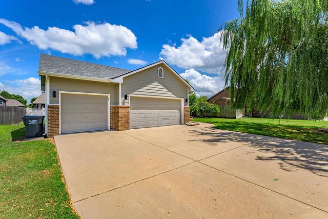 932 E Peach Ct, Haysville, KS 67060