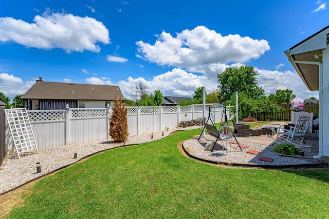 932 E Peach Ct, Haysville, KS 67060