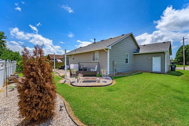932 E Peach Ct, Haysville, KS 67060