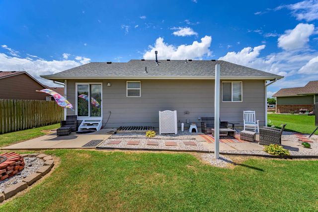 932 E Peach Ct, Haysville, KS 67060