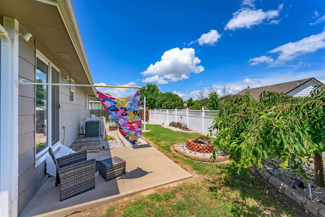 932 E Peach Ct, Haysville, KS 67060