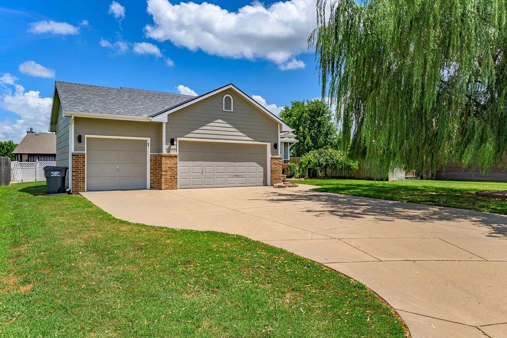 932 E Peach Ct, Haysville, KS 67060