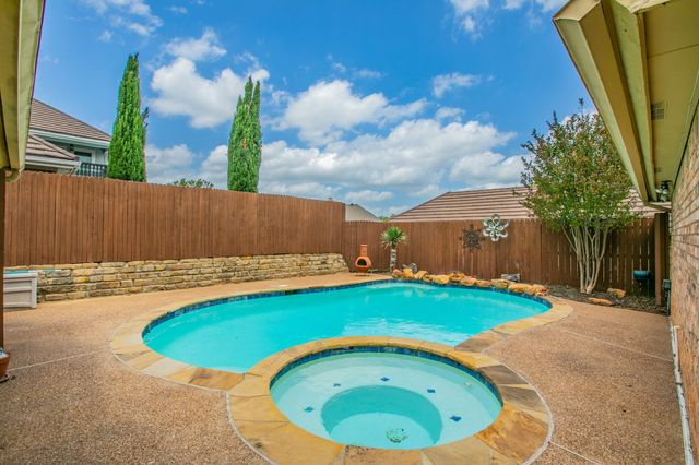 1925 Glenbrook Court, Bedford, TX 76021