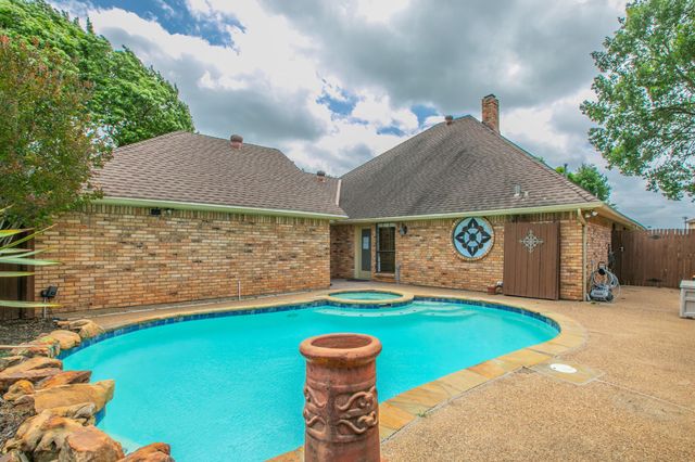 1925 Glenbrook Court, Bedford, TX 76021