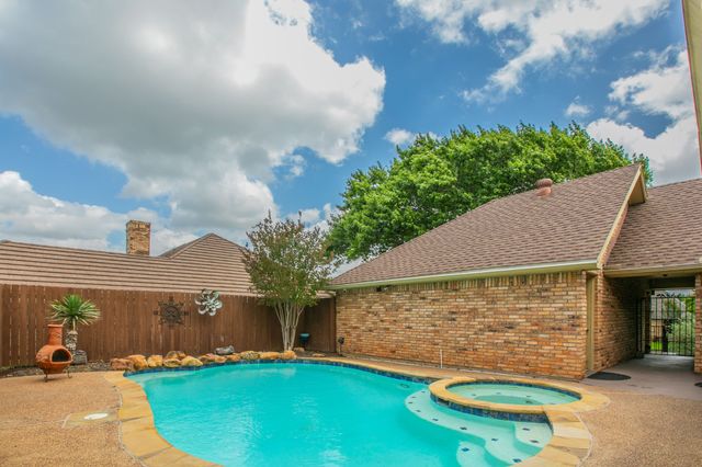 1925 Glenbrook Court, Bedford, TX 76021