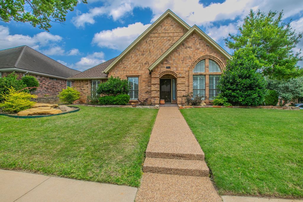 1925 Glenbrook Court, Bedford, TX 76021