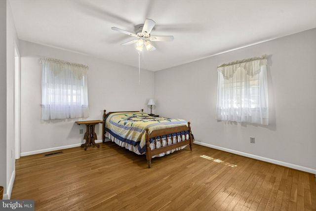 15 HAMILTON TERRACE DR, Hamilton, VA 20158