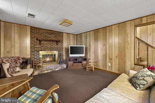 15 HAMILTON TERRACE DR, Hamilton, VA 20158