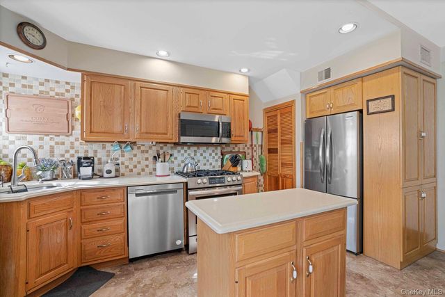65-41 77th Place, Middle Village, NY 11379