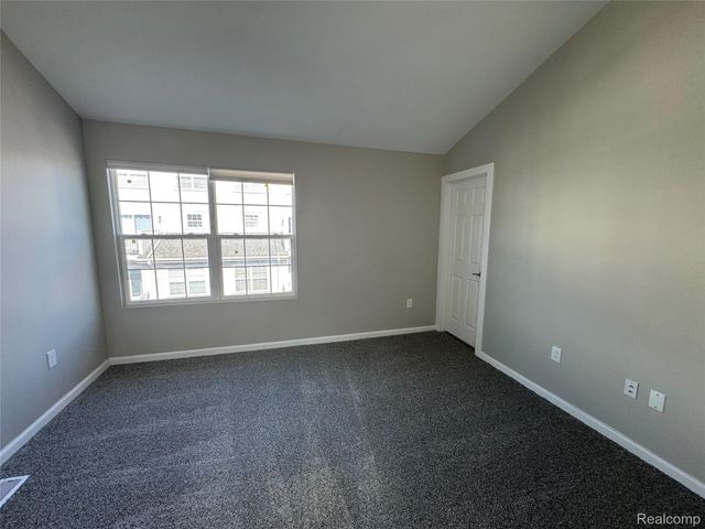 115 N Georgetown Square 10, Royal Oak, MI 48067