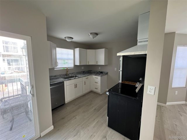 115 N Georgetown Square 10, Royal Oak, MI 48067