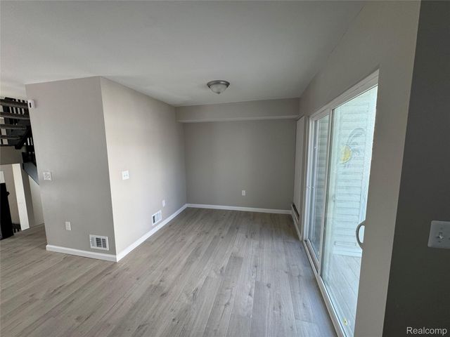 115 N Georgetown Square 10, Royal Oak, MI 48067