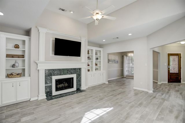 112 Harbour Town Drive, Conroe, TX 77356