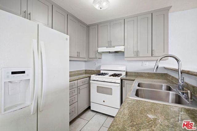 18530 Hatteras Street 115, Tarzana, CA 91356