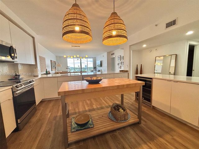 17050 N Bay Road 1005, Sunny Isles Beach, FL 33160