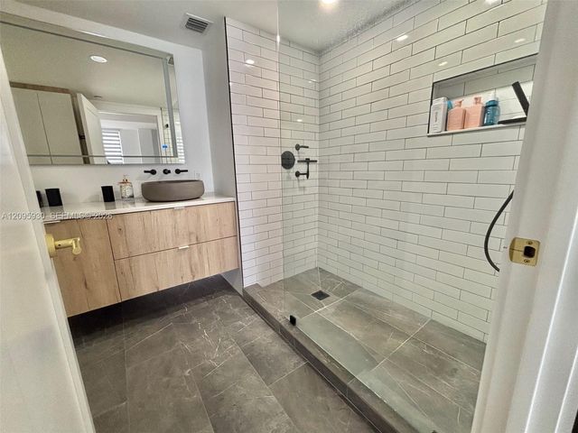 17050 N Bay Road 1005, Sunny Isles Beach, FL 33160
