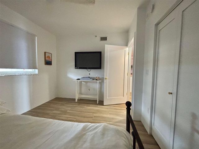 17050 N Bay Road 1005, Sunny Isles Beach, FL 33160