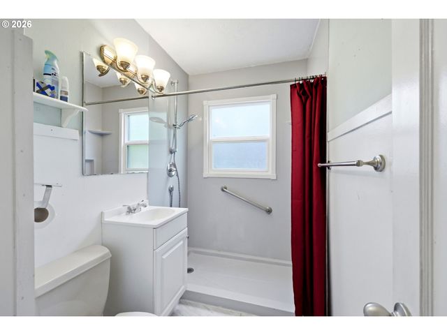 7131 Ne ROSELAWN St, Portland, OR 97218