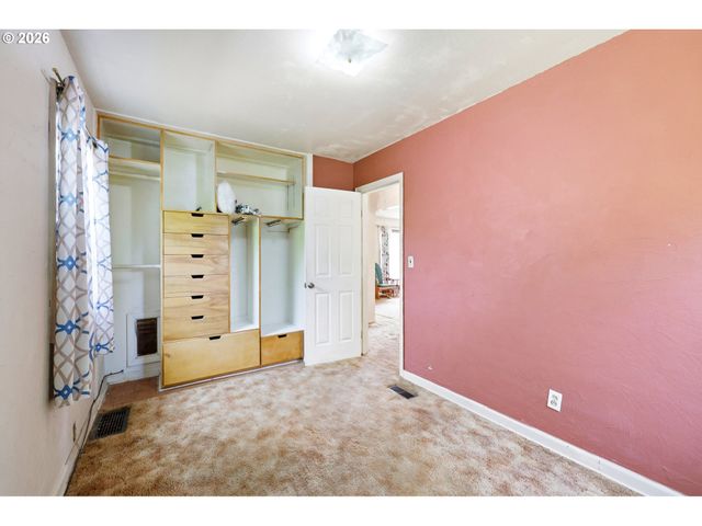 7131 Ne ROSELAWN St, Portland, OR 97218