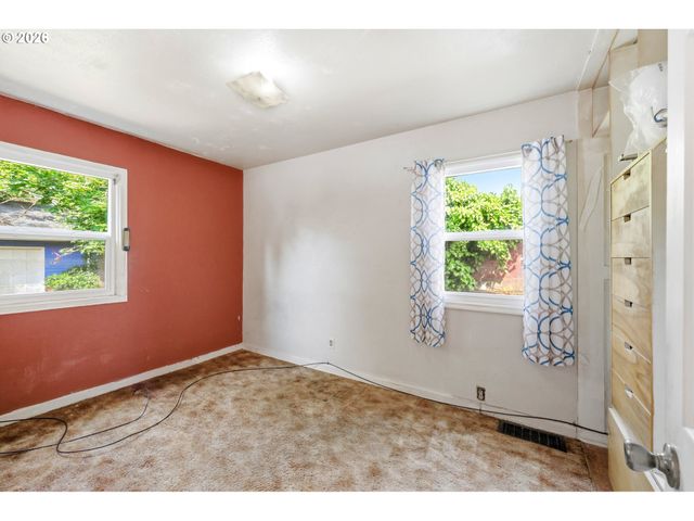 7131 Ne ROSELAWN St, Portland, OR 97218