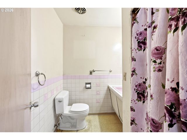 7131 Ne ROSELAWN St, Portland, OR 97218