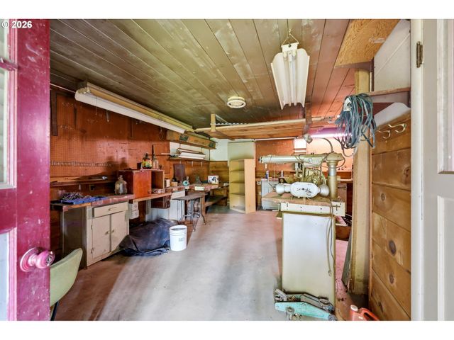 7131 Ne ROSELAWN St, Portland, OR 97218