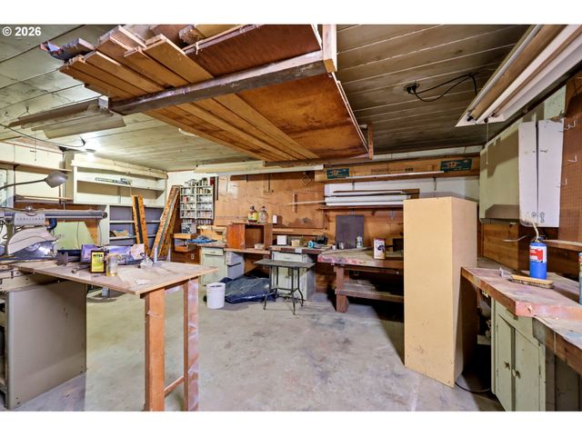 7131 Ne ROSELAWN St, Portland, OR 97218