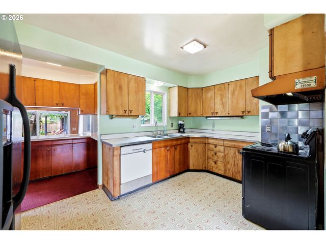 7131 Ne ROSELAWN St, Portland, OR 97218