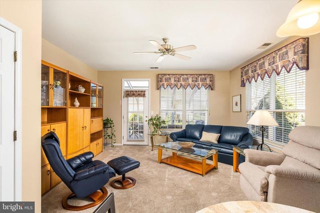 25 CHAMBER LN, Columbus, NJ 08022