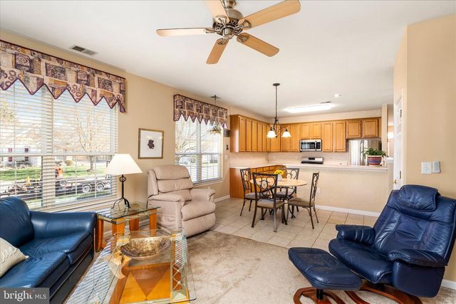 25 CHAMBER LN, Columbus, NJ 08022