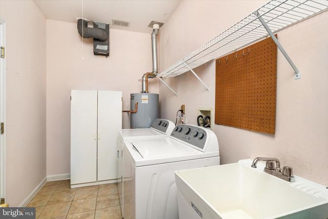 25 CHAMBER LN, Columbus, NJ 08022