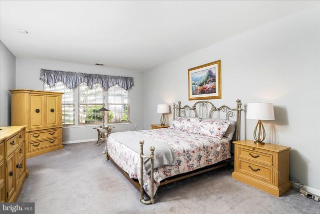 25 CHAMBER LN, Columbus, NJ 08022