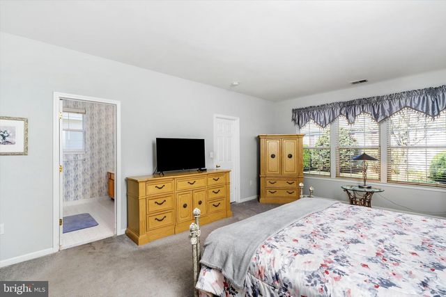 25 CHAMBER LN, Columbus, NJ 08022