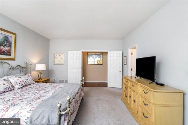 25 CHAMBER LN, Columbus, NJ 08022