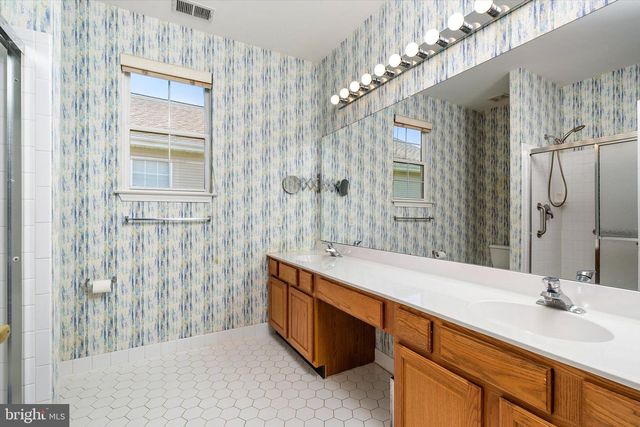 25 CHAMBER LN, Columbus, NJ 08022