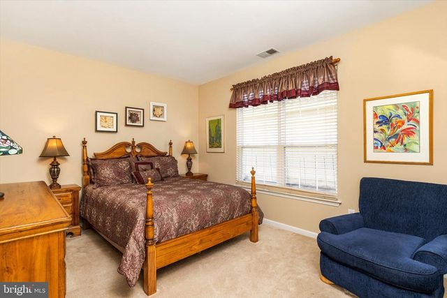 25 CHAMBER LN, Columbus, NJ 08022